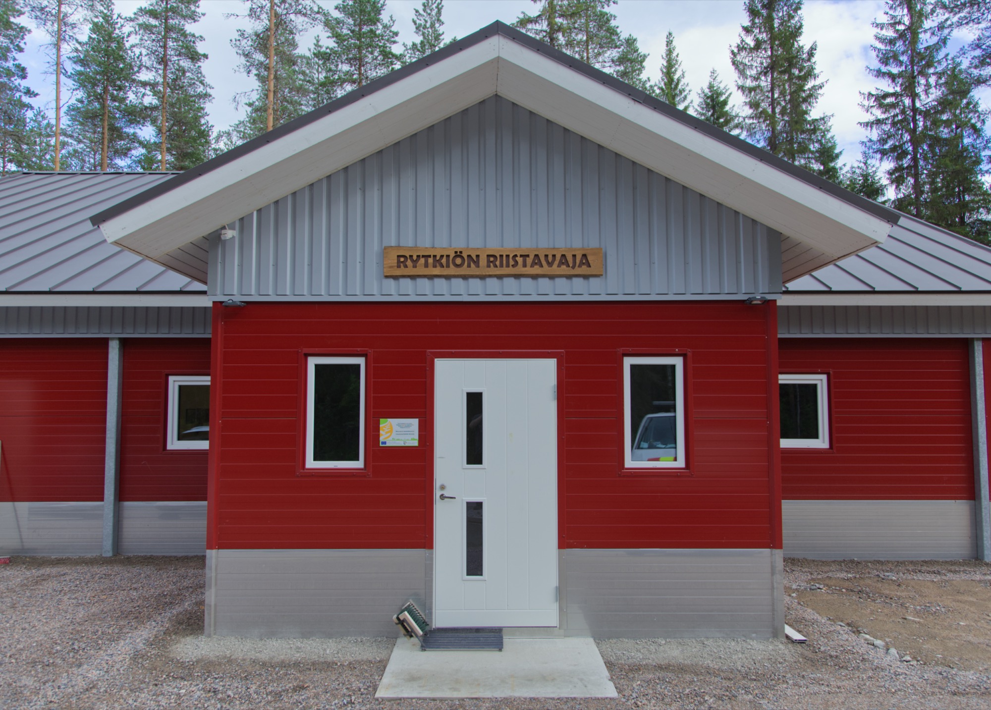 Rytkiön Riistavajan punainen rakennus metsän keskellä